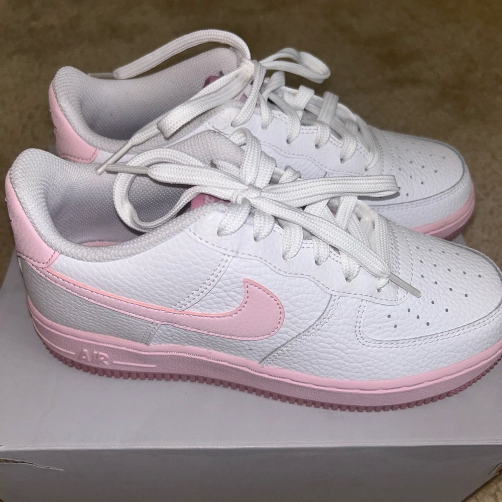 Selling Air Force 1 (GS) in white/pink foam!💖👟📦